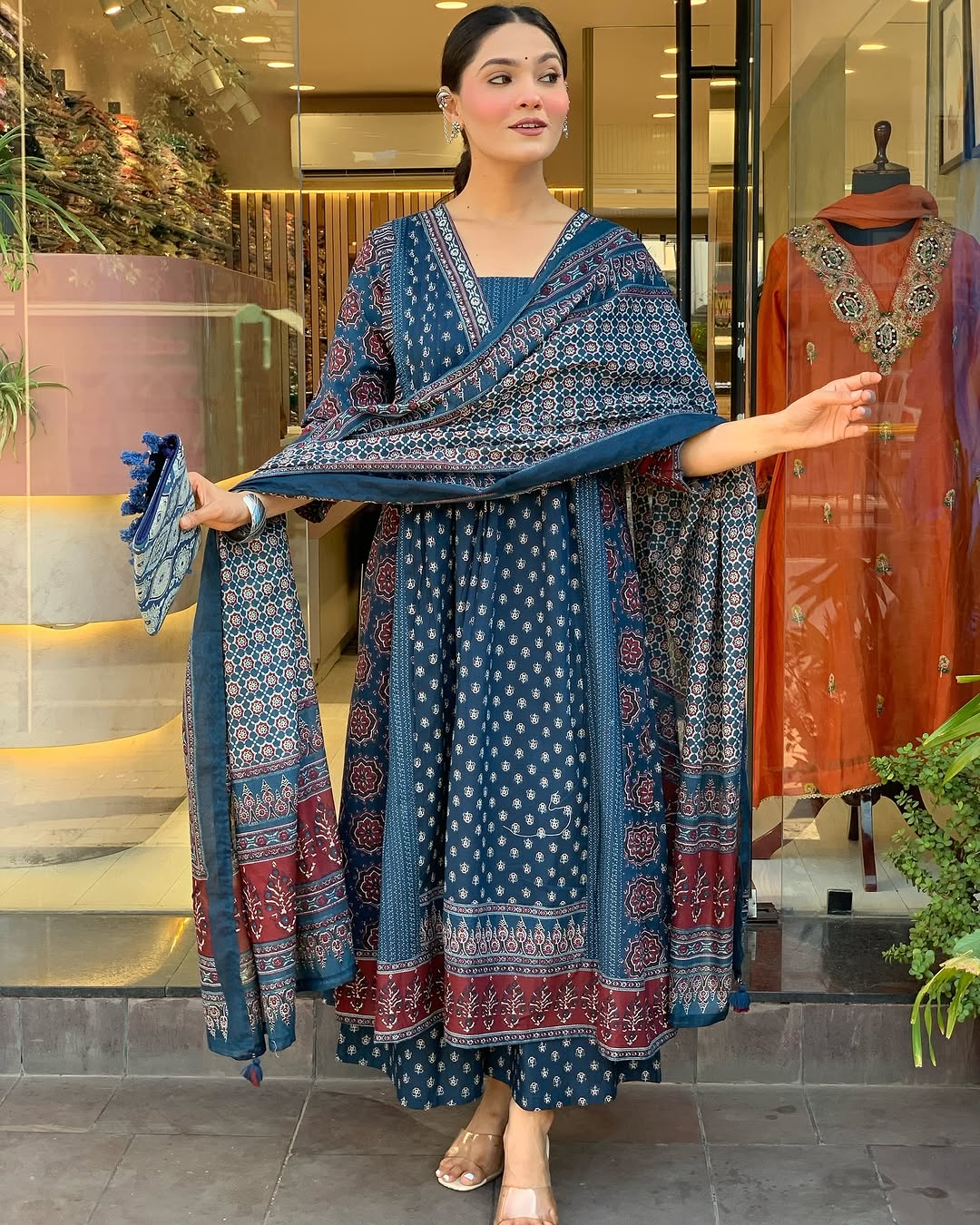 Featuring beautiful Heavy Suit Set which is beautifully decorated with handwork weaving and prints. It i paired with matching pants and dupatta. (SWRD100)