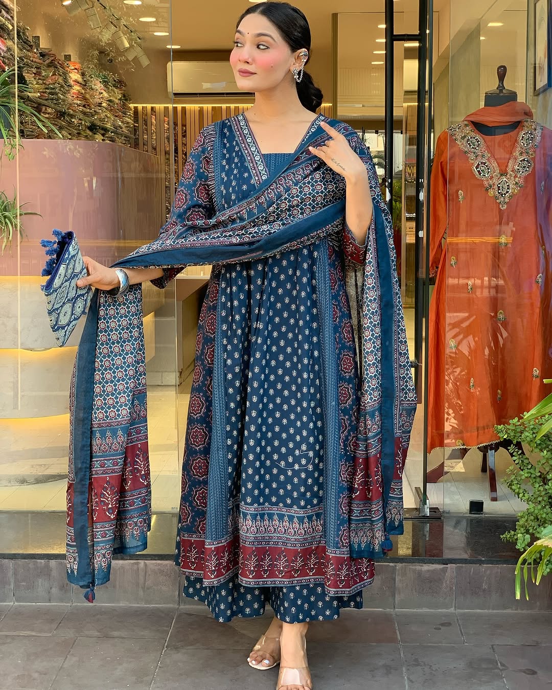 Featuring beautiful Heavy Suit Set which is beautifully decorated with handwork weaving and prints. It i paired with matching pants and dupatta. (SWRD100)