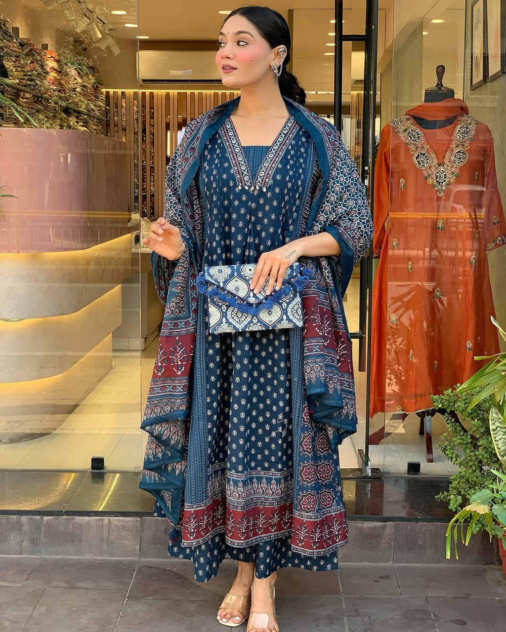 Featuring beautiful Heavy Suit Set which is beautifully decorated with handwork weaving and prints. It i paired with matching pants and dupatta. (SWRD100)