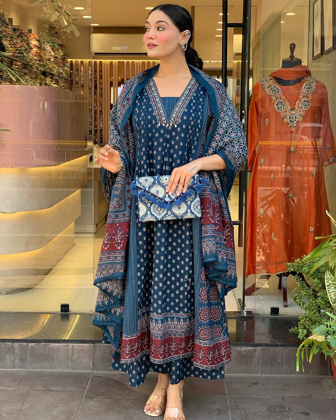 Featuring beautiful Heavy Suit Set which is beautifully decorated with handwork weaving and prints. It i paired with matching pants and dupatta. (SWRD100)