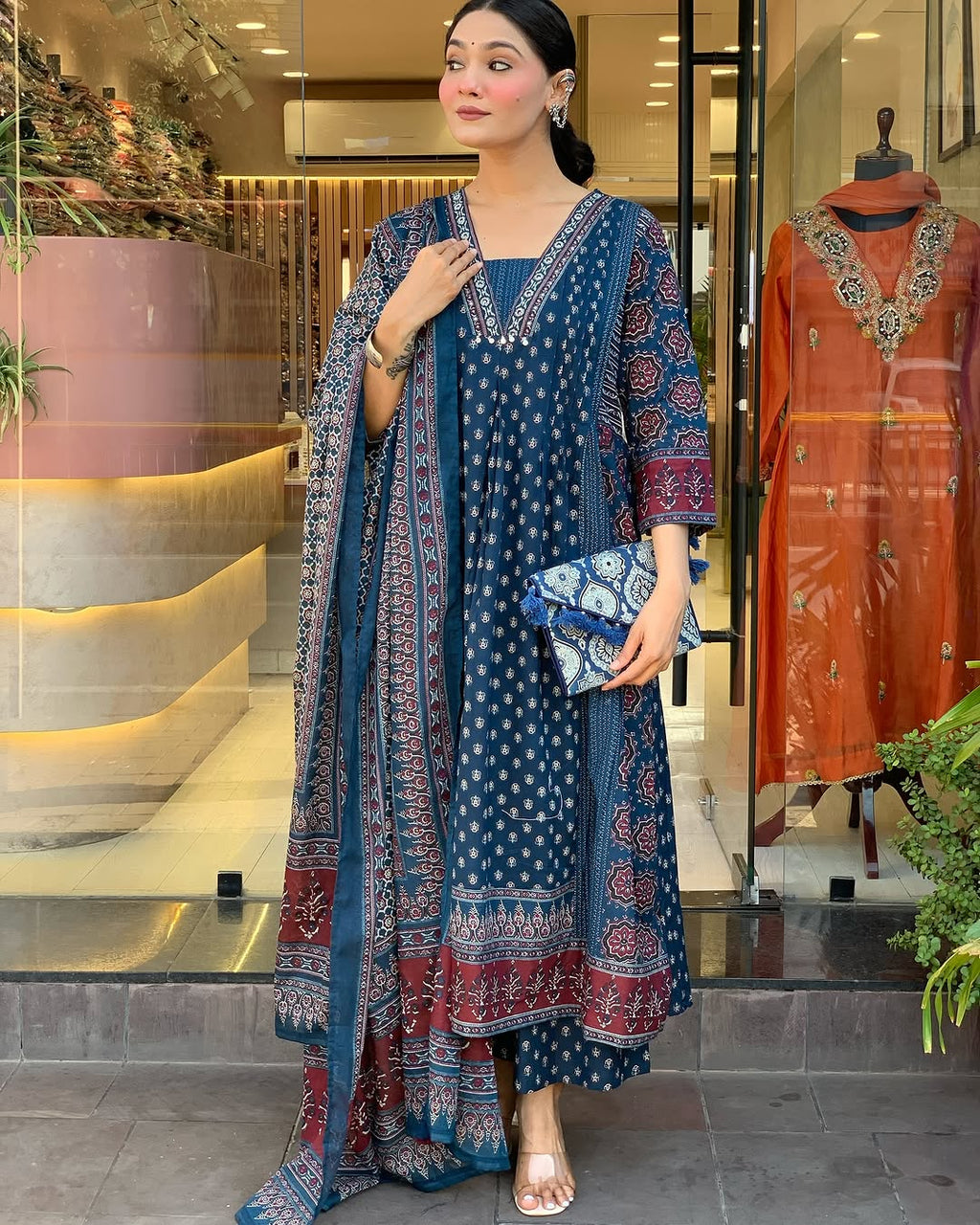 Featuring beautiful Heavy Suit Set which is beautifully decorated with handwork weaving and prints. It i paired with matching pants and dupatta. (SWRD100)