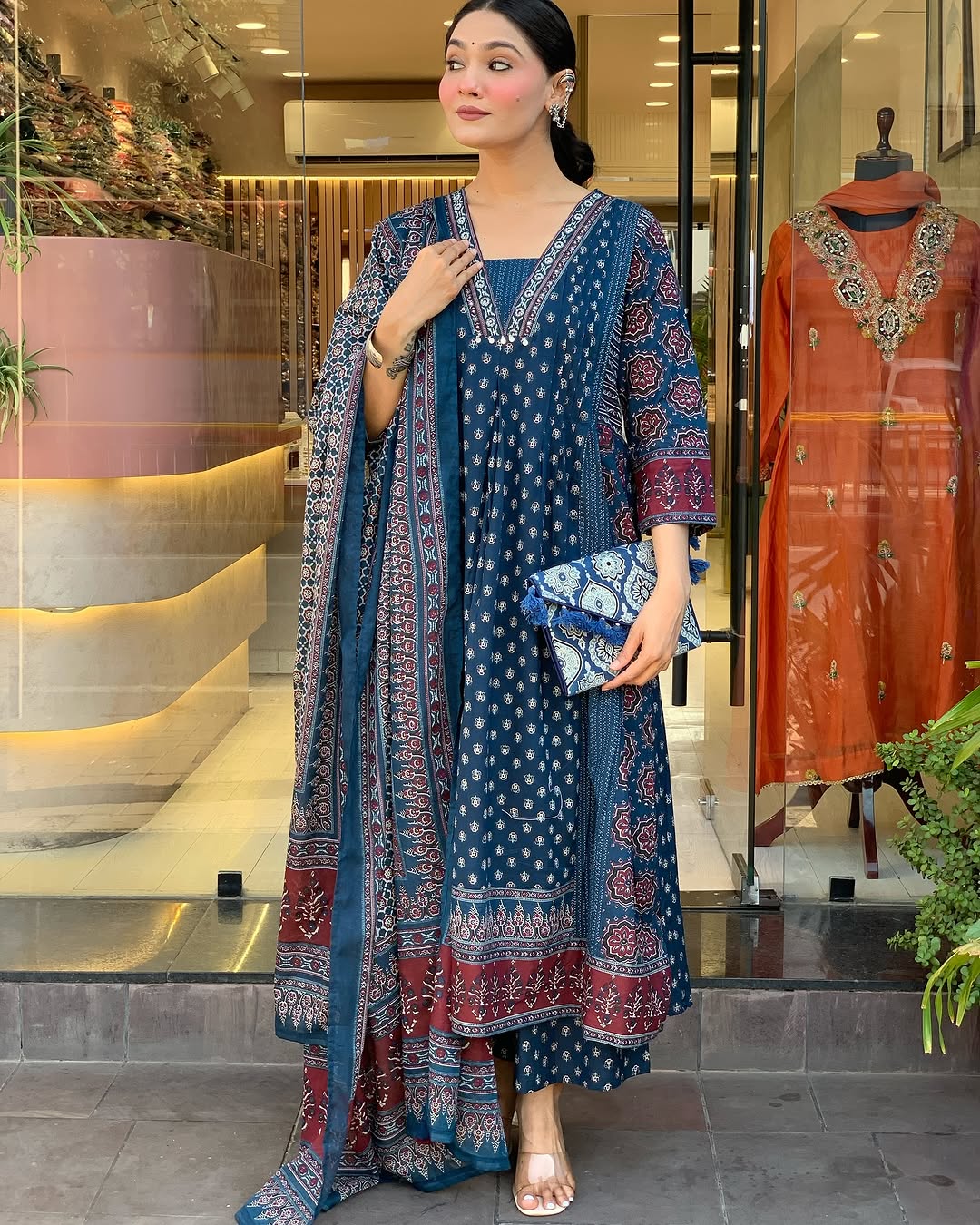 Featuring beautiful Heavy Suit Set which is beautifully decorated with handwork weaving and prints. It i paired with matching pants and dupatta. (SWRD100)