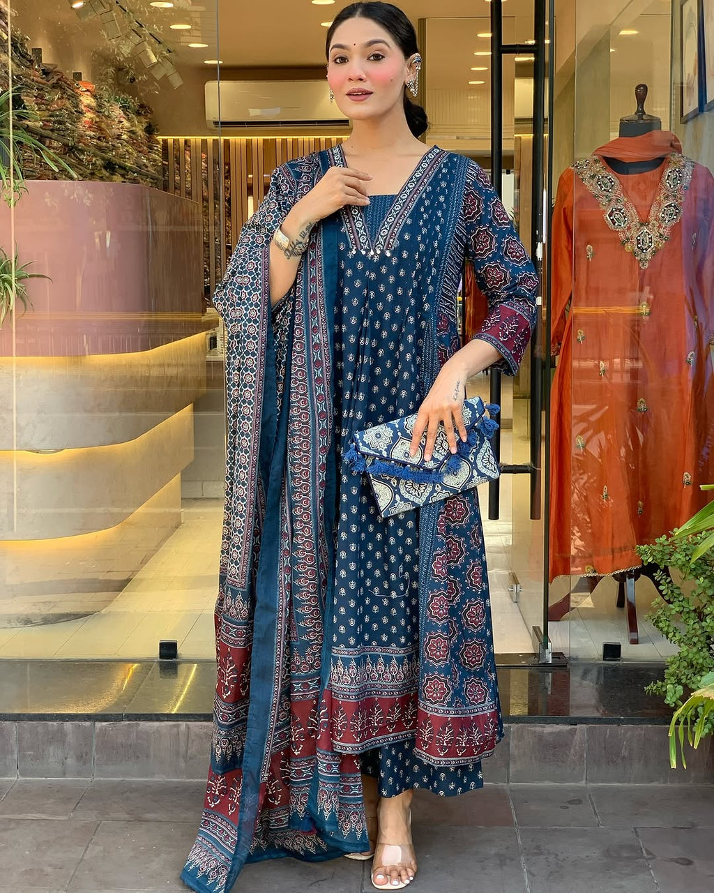 Featuring beautiful Heavy Suit Set which is beautifully decorated with handwork weaving and prints. It i paired with matching pants and dupatta. (SWRD100)