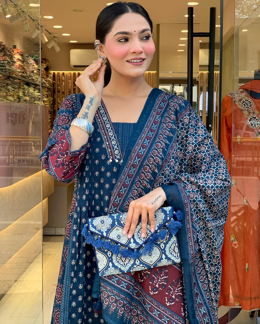 Featuring beautiful Heavy Suit Set which is beautifully decorated with handwork weaving and prints. It i paired with matching pants and dupatta. (SWRD100)