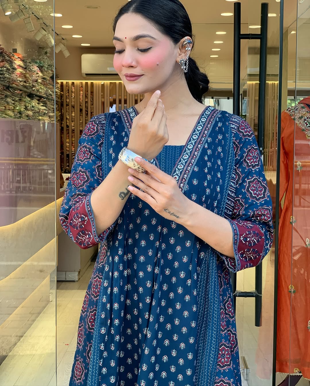 Featuring beautiful Heavy Suit Set which is beautifully decorated with handwork weaving and prints. It i paired with matching pants and dupatta. (SWRD100)