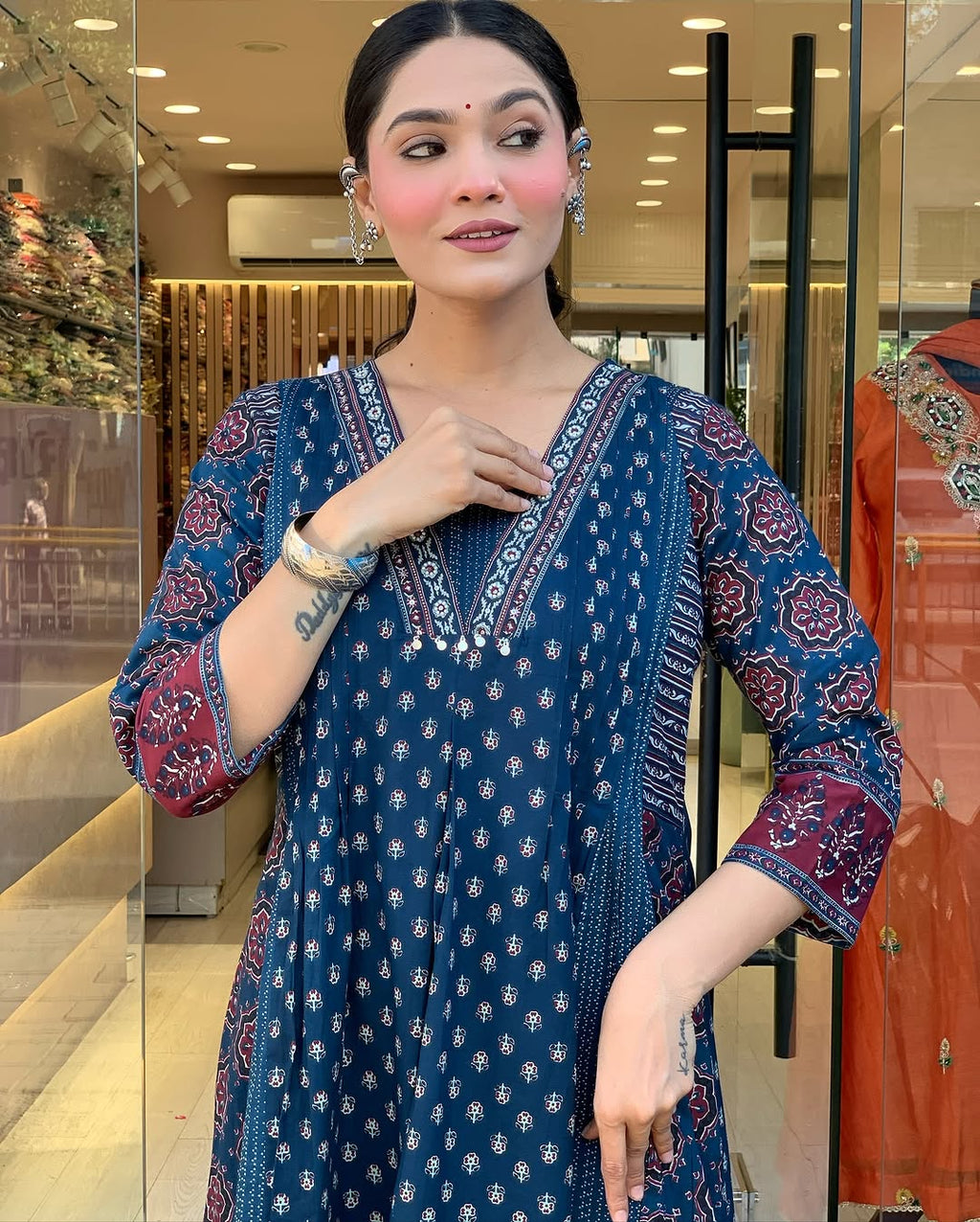 Featuring beautiful Heavy Suit Set which is beautifully decorated with handwork weaving and prints. It i paired with matching pants and dupatta. (SWRD100)