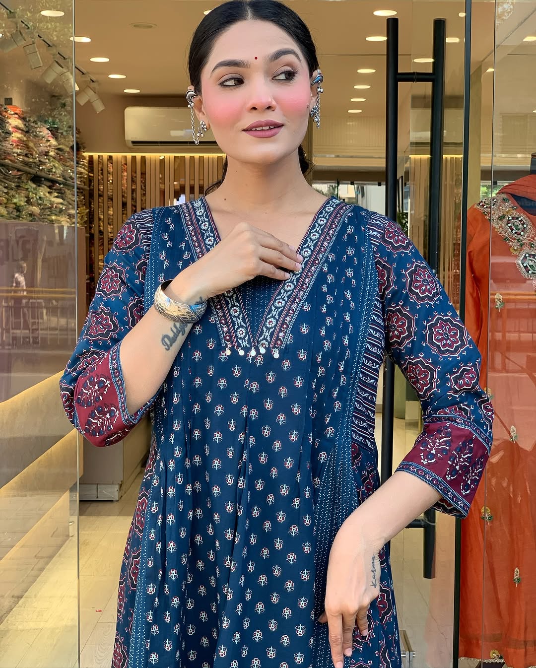 Featuring beautiful Heavy Suit Set which is beautifully decorated with handwork weaving and prints. It i paired with matching pants and dupatta. (SWRD100)