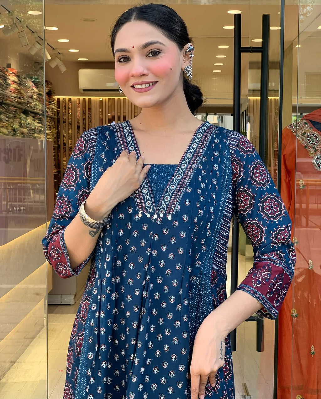 Featuring beautiful Heavy Suit Set which is beautifully decorated with handwork weaving and prints. It i paired with matching pants and dupatta. (SWRD100)