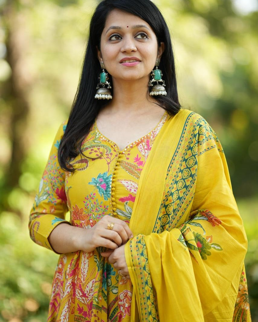 Look straight out of a dreamy movie set as you turn around and walk in this elegant flaired suit ! The perfect of traditional wear(PFAB154)