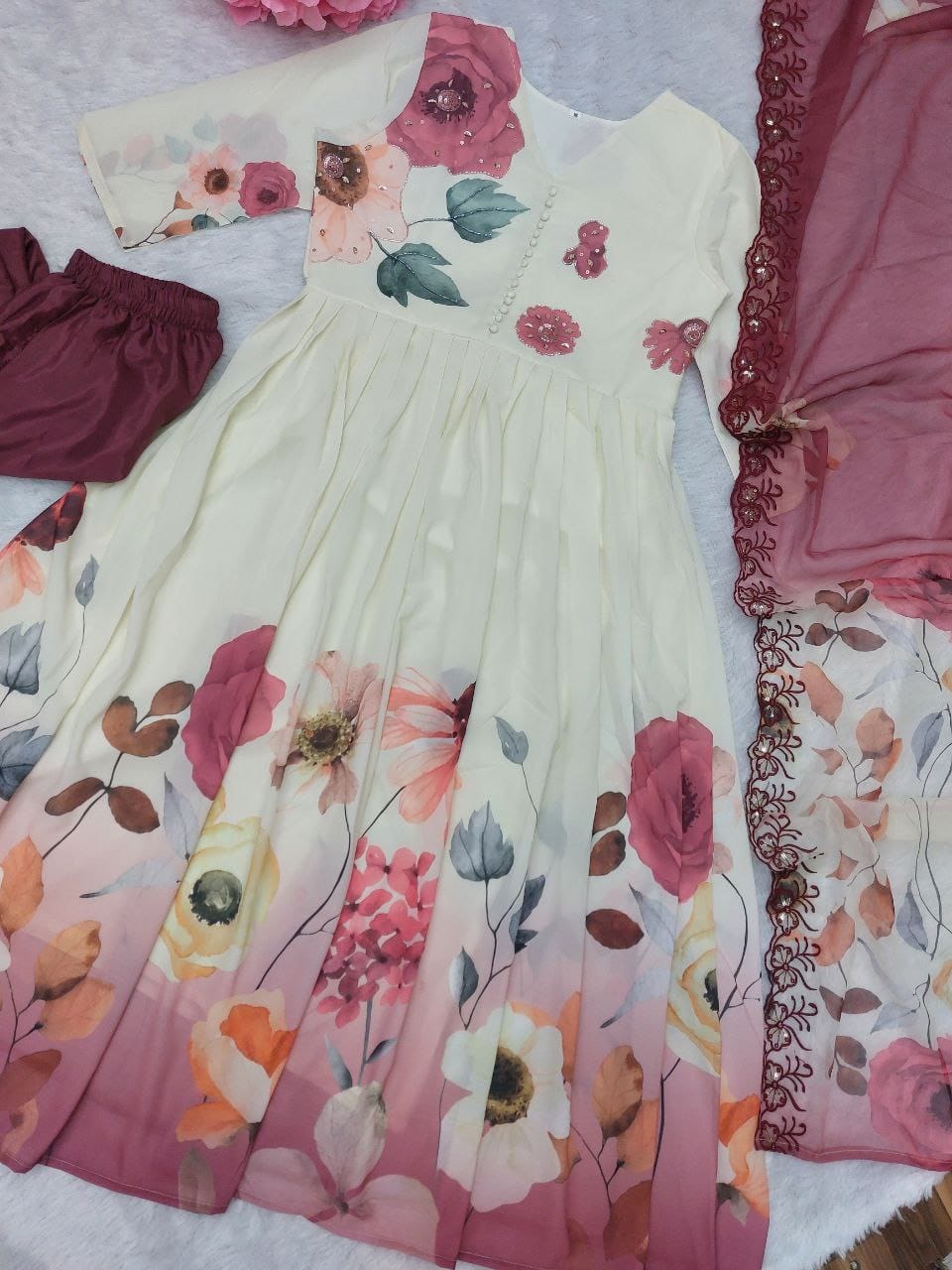 Featuring beautiful Heavy Suit Set which is beautifully decorated Embroidered🪡and Hand work.(RRRD10) 02