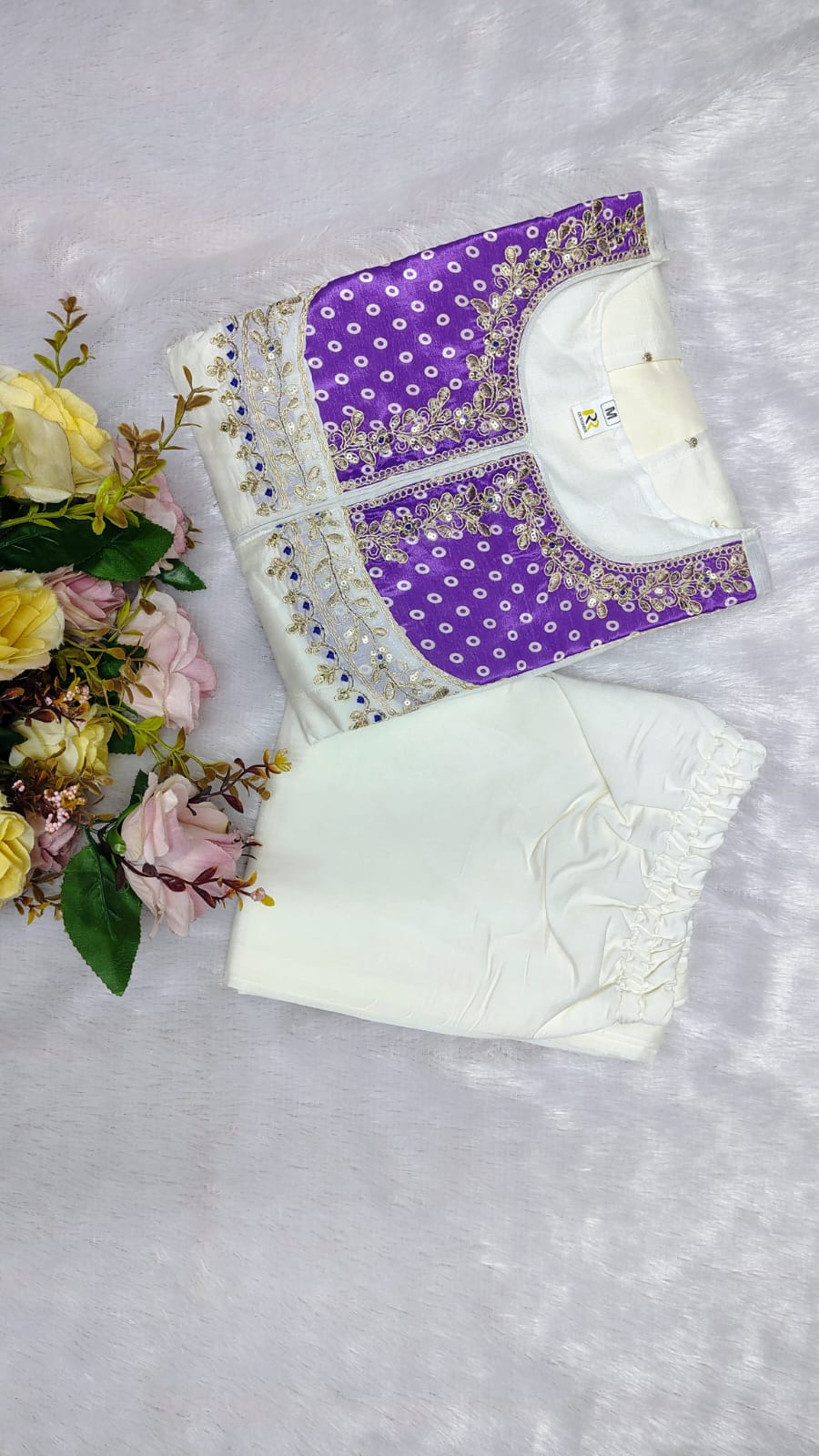 Featuring beautiful Heavy Set which is beautifully decorated Embroidered🪡and work.  (RRRD08)