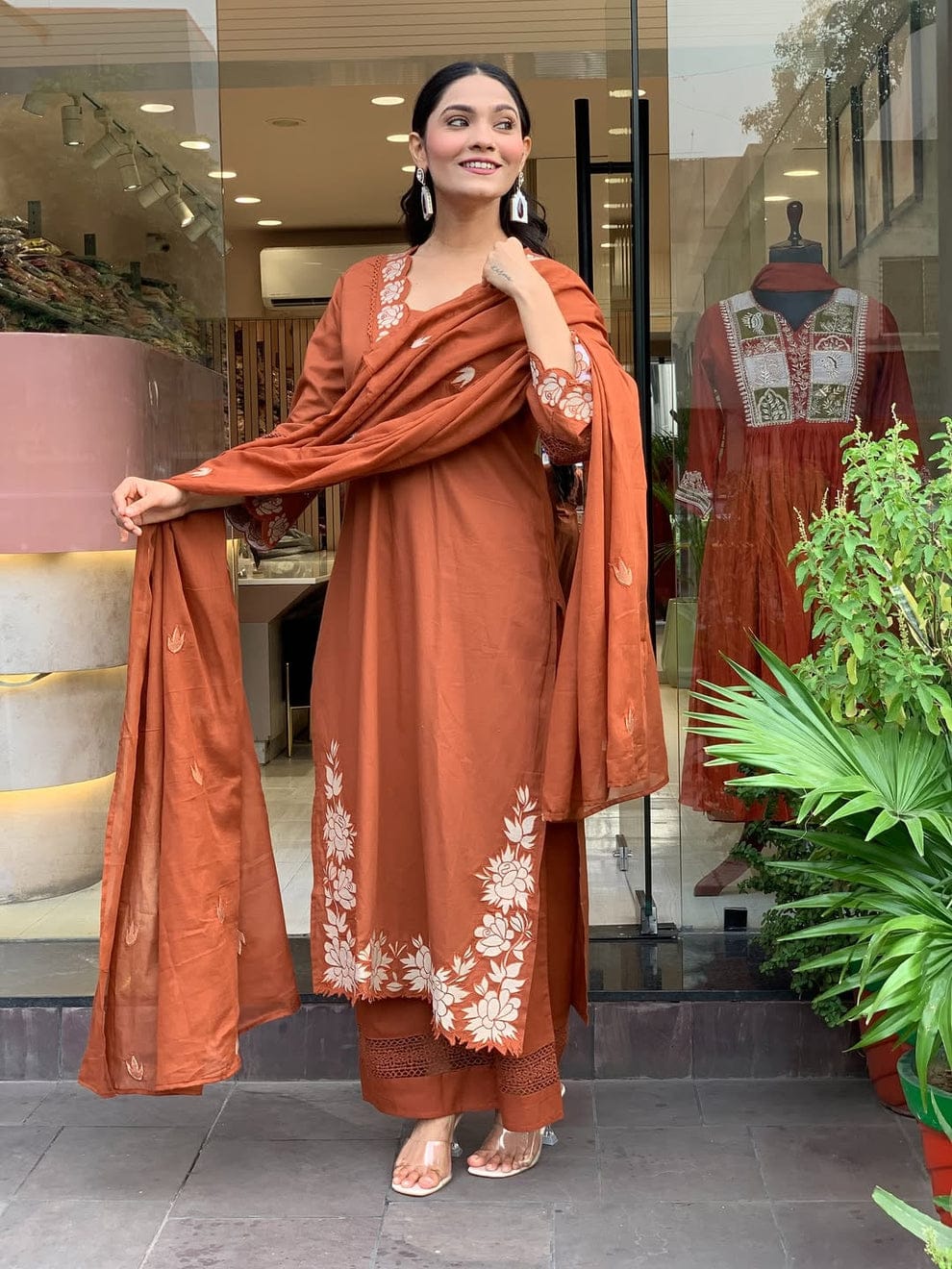 Featuring beautiful Heavy Suit Set which is beautifully decorated Embroidered🪡. (RRRD06)